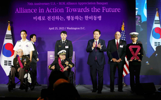 President Yoon Suk Yeol, center, presents the Taegeuk Order of Military Merit to American servicemen during a luncheon celebrating the 70th anniversary of the Korea-U.S. alliance at a hotel in Washington Tuesday. [JOINT PRESS CORPS]