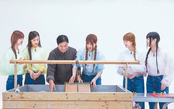 A picture of girl group NewJeans making hanji with hanji-maker Ahn Chi-yong for a promotional video made by the Korea Craft and Design Foundation [CHOI YEONG-JAE]