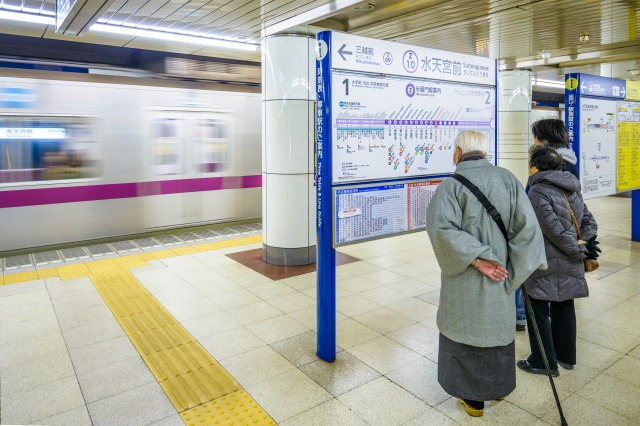 일본 지하철 안내판을 읽고 있는 노인. 게티이미지뱅크