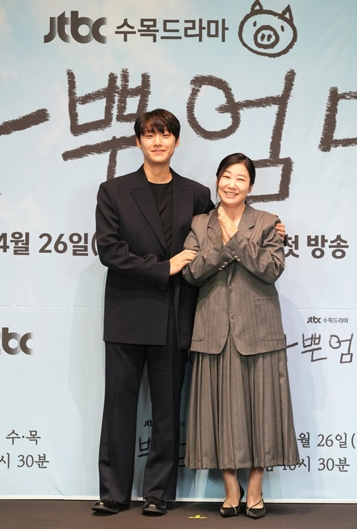 이도현 라미란이 JTBC ‘나쁜엄마’ 제작발표회에 참석했다. 사진=JTBC