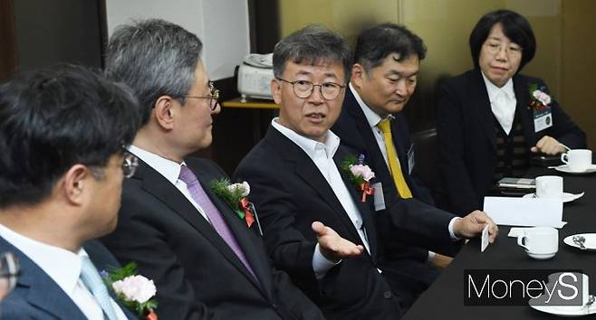 김형기 머니S 대표이사(사장)가 26일 서울 중구 세종대로 한국프레스센터에서 열린 '제3회 대한민국 리딩금융 ESG 어워드'에 앞서 금융업계 인사들과 잠시 대화를 나누고 있다.