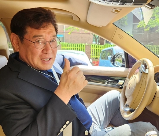 Actor Cho Hyeong-gi, 64, has been spotted recently.Actor Han Ji-Il, 75, recently shared a photo with Cho Hyeong-gi to the public and wrote, Lets ride a luxury car and diverge from Konkuk University.Han Ji-Il said, Movie actor. Talent Cho Hyeong-gi SE. Cho Hyeong-gi SE I met in a long time. Brother, I do not want to walk, but Ill take you home.At the end of the day, I arrived at the house comfortably. Thank you. The photo was taken inside the car, with Cho Hyeong-gi in the drivers seat and Han Ji-Il in the passenger seat.It appears to be a luxury The Red Car brand P car when illuminated by the logo on the steering wheel in front of Cho Hyeong-gi.On the other hand, Cho Hyeong-gi has left the broadcasting company after the drunk driving incident that was caused in 1991 was re-announced in the 2000s.When comedian Lee Kyung-kyu (62) appeared in the 800th episode of MBCs Radio Star in January, Cho Hyeong-gis face was mosaicked on Lee Kyung-kyus past broadcast data screen, drawing public attention.