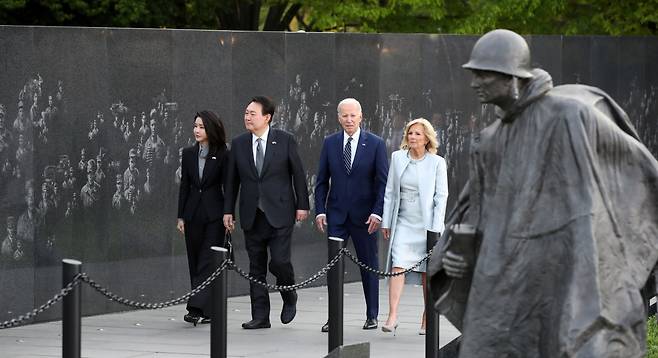 미국을 국빈 방문한 윤석열 대통령과 김건희 여사가 25일(현지시간) 워싱턴DC 한국전 참전용사 기념공원에서 조 바이든 미국 대통령 내외와 함께 참배하고 있다. [연합]