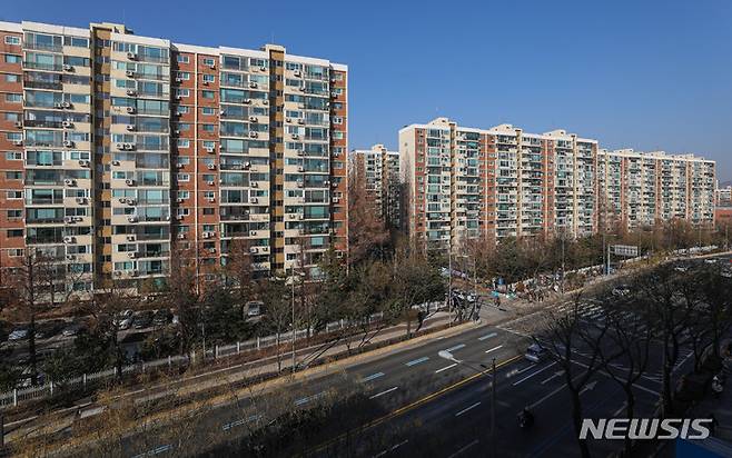 [서울=뉴시스] 권창회 기자 = 지난해 1월6일 오후 서울 강남구 압구정 현대 아파트 모습. 2022.01.06. kch0523@newsis.com