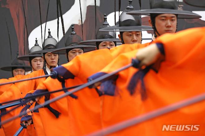 [서울=뉴시스] 박진희 기자 = 서울시무용단 '일무' 출연 무용수들이 25일 서울 종로구 세종문화회관 무용단 연습실에서 공연 연습을 공개하고 있다. '일무'는 국가무형문화제 제1호이자 유네스코 인류무형문화유산에 등재된 문화유산 '종묘제례악'에서 출발했다. '종묘제례악'은 조선시대 왕과 왕후의 신주를 모시는 '종묘'에서 거행되는 제례의식에 사용되는 기악과 노래, 춤을 말한다. 그 중에 제례무를 일컬어 '일무'라 하는데 하나로 열을 맞추어 춤을 춘다는 뜻이다. 2023.04.25. pak7130@newsis.com