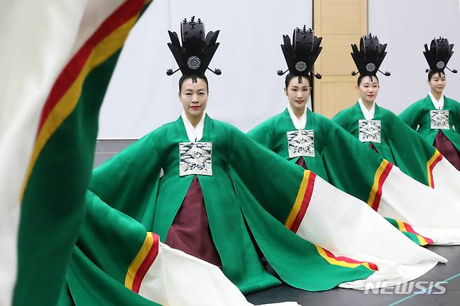 [서울=뉴시스] 박진희 기자 = 서울시무용단 '일무' 출연 무용수들이 25일 서울 종로구 세종문화회관 무용단 연습실에서 공연 연습을 공개하고 있다. '일무'는 국가무형문화제 제1호이자 유네스코 인류무형문화유산에 등재된 문화유산 '종묘제례악'에서 출발했다. '종묘제례악'은 조선시대 왕과 왕후의 신주를 모시는 '종묘'에서 거행되는 제례의식에 사용되는 기악과 노래, 춤을 말한다. 그 중에 제례무를 일컬어 '일무'라 하는데 하나로 열을 맞추어 춤을 춘다는 뜻이다. 2023.04.25. pak7130@newsis.com