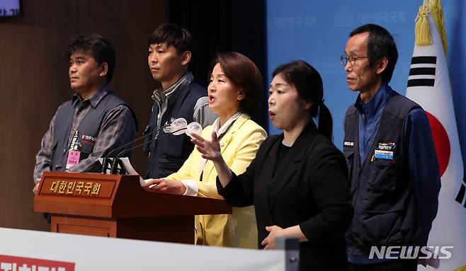 [서울=뉴시스] 이영환 기자 = 이은주 정의당 원내대표와 이태의 민주노총 부위원장, 이봉주 공공운수노조 화물연대본부장 등이 26일 오전 서울 여의도 국회 소통관에서 노란봉투법 처리 촉구 기자회견을 하고 있다. 2023.04.26. 20hwan@newsis.com