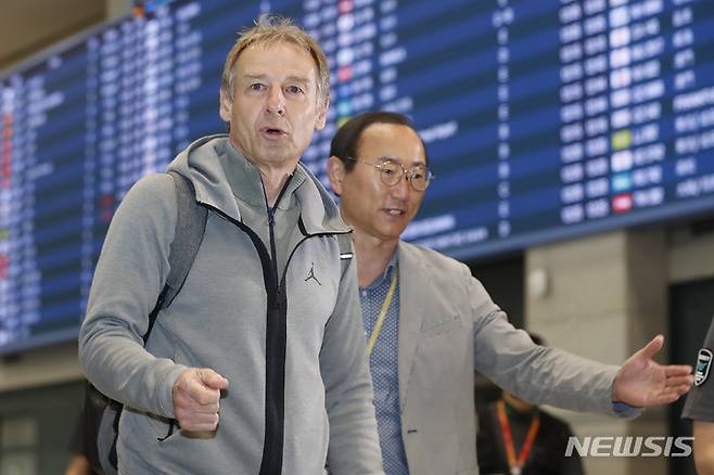 [인천공항=뉴시스] 최동준 기자 = 유럽파 선수들 점검을 마친 위르겐 클린스만 축구대표팀 감독이 26일 인천국제공항을 통해 귀국하고 있다. 2023.04.26. photocdj@newsis.com