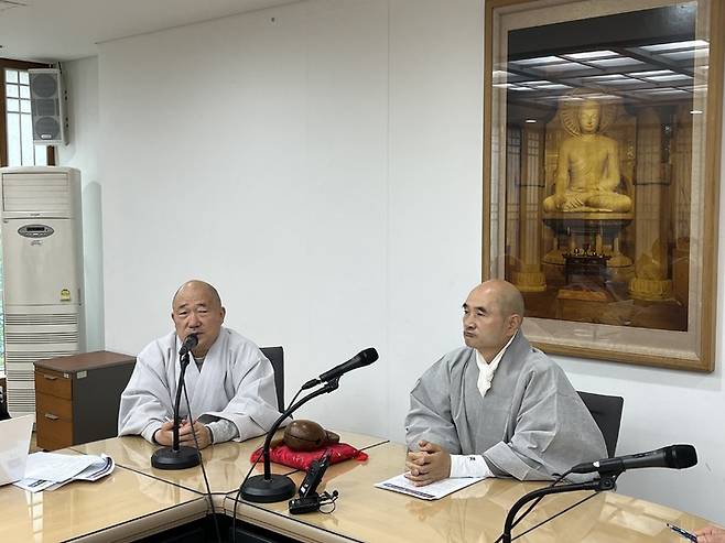 [서울=뉴시스] 26일 서울 종로구 불교역사문화기념관에 열린 아미타불교요양병원 개원식 관련 기자간담회에 참석한 의료법인 ‘대한불교조계종승려복지’ 대표 호산스님(오른쪽)과 이사 성화스님 (사진=대한불교조계종 제공) 2023.04.26. photo@newsis.com *재판매 및 DB 금지