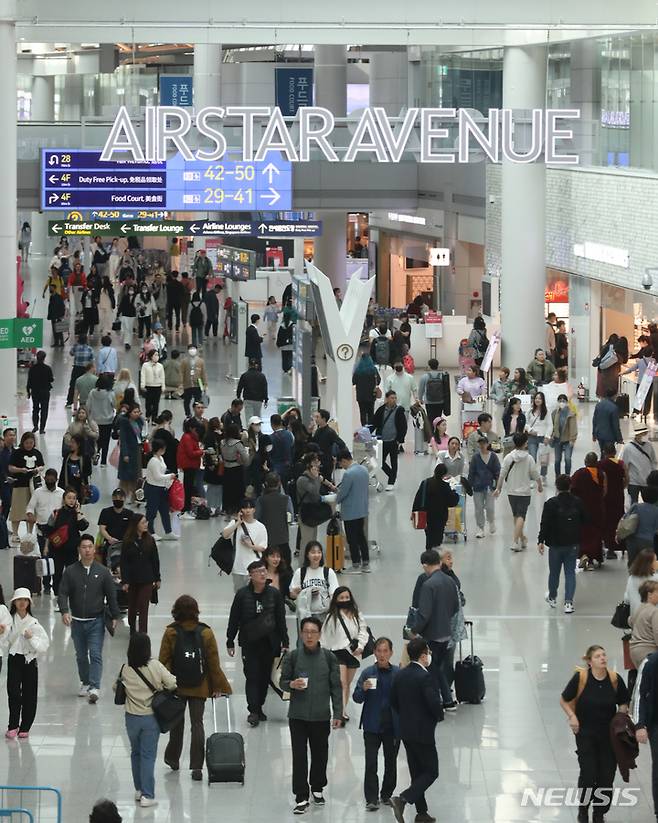 [인천공항=뉴시스] 김금보 기자 = 3일 오전 인천국제공항 면세점이 이용객들로 붐비고 있다. 한국면세점협회에 따르면 2월 국내 면세점 매출이 전월 대비 36.7% 증가해 1조 90억 원을 기록했다. 한중간 단기 비자 발급이 재개되면서 외국인 매출이 늘어난 이유다. 2023.04.03. kgb@newsis.com