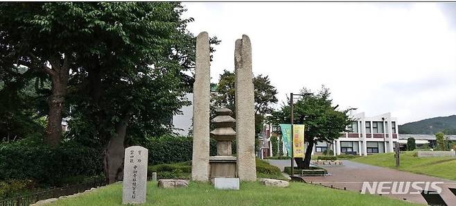 '안양사지' 내에 세워져 있는 중초사지 당간지주