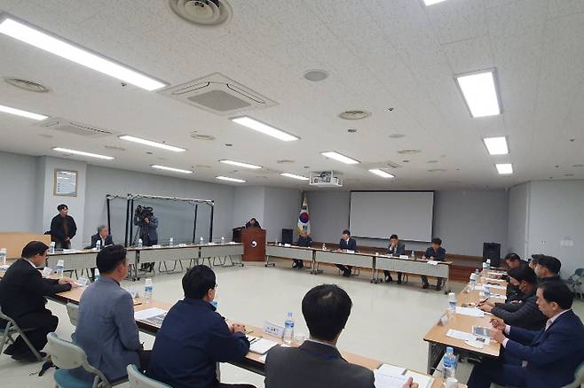 고용노동부 강원지청은 지난 25일 강원지역 주요 건설사와 간담회를 갖고 산업재해 전반에 대한 논의를 가졌다. 고용노동부 강원지청 제공