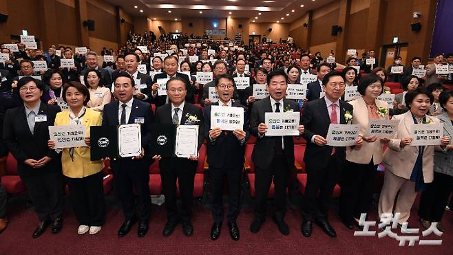 26일 오전 국회 의원회관 대회의실에서 열린 '국회xCBS 대한민국 인구포럼' 에 참석한 내빈들이 저출산 위기 극복 결의 선언을 하고 있다. 왼쪽부터 국민의힘 조수진 최고위원, 정의당 이은주 원내대표, 더불어민주당 박홍근 원내대표, 국민의힘 윤재옥 원내대표, CBS 김진오 사장, 김진표 국회의장, 국민의힘 김기현 대표, 정의당 이정미 대표, 국회 보건복지위원회 정춘숙 위원장. 황진환 기자