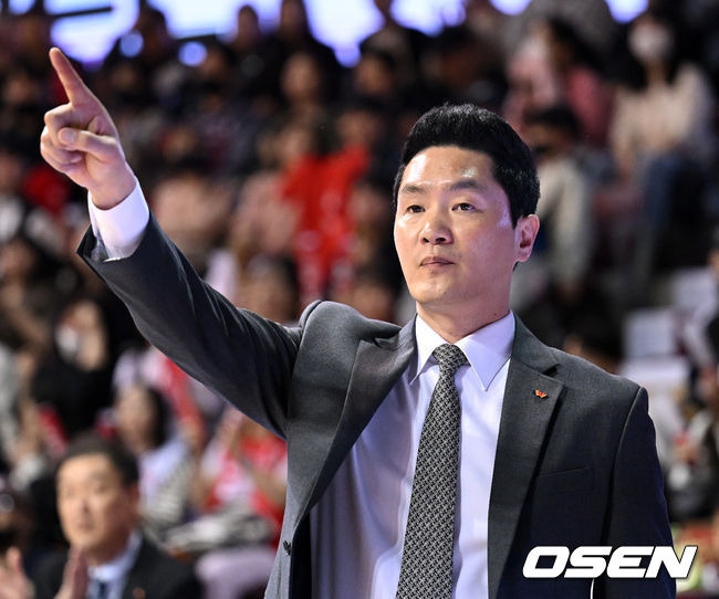 [OSEN=안양, 이대선 기자] 25일 오후 안양실내체육관에서 2022~2023 SKT 에이닷 프로농구 챔피언결정전 1차전 안양 KGC인삼공사와 서울 SK의 경기가 열렸다.4쿼터 SK 전희철 감독이 작전을 지시하고 있다. 2023.04.25 /sunday@osen.co.kr