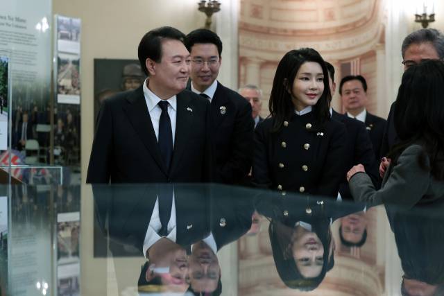 ▲미국을 국빈 방문한 윤석열 대통령과 김건희 여사가 25일(현지시간) 워싱턴DC 인근 알링턴 국립묘지를 참배한 뒤 전시실을 관람하고 있다. ⓒ연합뉴스