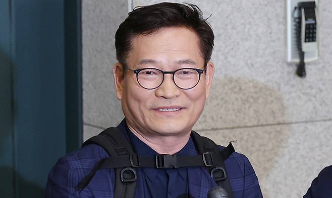 송영길 전 더불어민주당 대표가 지난 24일 인천국제공항으로 귀국해 '전당대회 돈봉투' 의혹 관련 취재진 질문에 답변하고 있다. 뉴시스