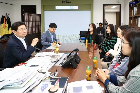 이상일(왼쪽) 용인시장은 25일 시장실에서 기흥역세권 시민들과 만나 ‘기흥역세권 중학교 설립’ 추진 경과 등을 설명하고 있다. 용인시  제공