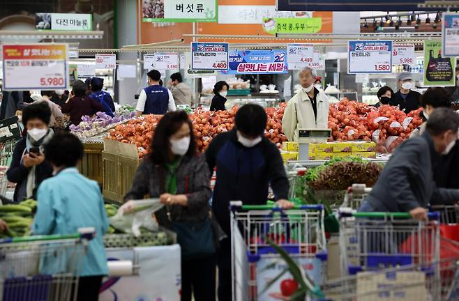 한국은행이 26일 발표한 '4월 소비자동향조사' 결과에 따르면 이달 기대인플레이션율은 3월(3.9%)보다 0.2%포인트(p) 낮은 3.7%로 집계됐다. ⓒ연합뉴스