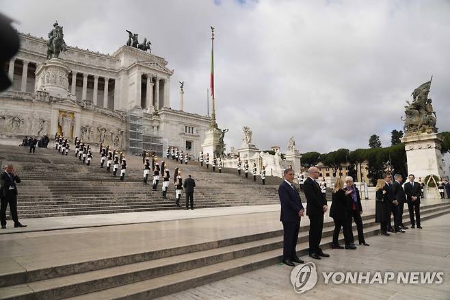 이탈리아 해방기념일 공식 행사 (로마 AP=연합뉴스) 25일(현지시간) 이탈리아 수도 로마의 비토리오 에마누엘레 2세 기념관에서 해방기념일 공식 행사가 열리고 있다. 왼쪽은 이냐치오 라 루사 상원의장, 왼쪽에서 세 번째는 조르자 멜로니 총리. 2023.04.25 photo@yna.co.kr