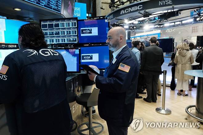 NYSE 입회장에 있는 트레이더들의 모습 [연합뉴스 자료사진]