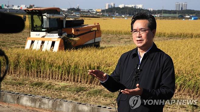 농식품장관, 가루쌀 수확현장 방문 [농림축산식품부 제공. 재판매 및 DB금지]