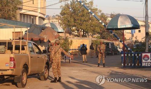 2월 테러가 발생한 파키스탄 카라치에서 경계활동 중인 군인. [EPA 연합뉴스 자료사진. 재판매 및 DB 금지]