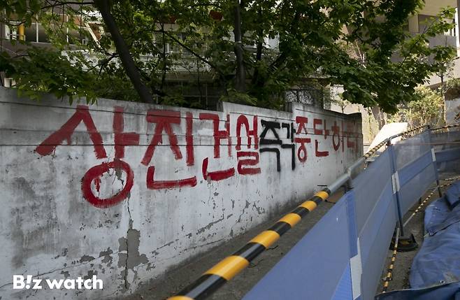 이른바 '인천 건축왕'이 범죄 근거지로 삼은 미추홀구에 최근 신축 중인 194세대 규모 건물(사진 오른쪽 건물)의 건축주가 주범 남모(62)씨로 파악됐다./사진=이명근 기자 qwe123@