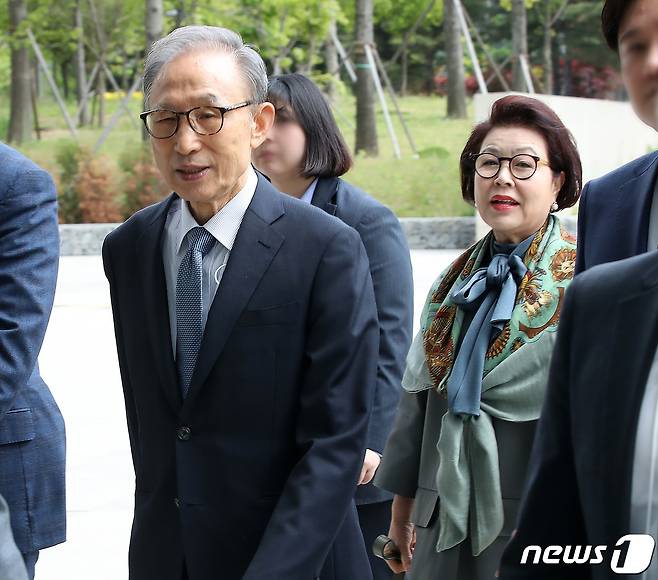 이명박 전 대통령과 부인 김윤옥 여사가 26일 오후 연극 ‘파우스트’를 관람하기 위해 서울 강서구 LG아트센터에 들어서고 있다. 2023.4.26/뉴스1 ⓒ News1 김진환 기자