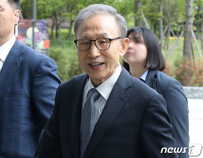 이명박 전 대통령이 26일 오후 연극 ‘파우스트’를 관람하기 위해 서울 강서구 LG아트센터에 들어서며 미소를 짓고 있다. 2023.4.26/뉴스1 ⓒ News1 김진환 기자