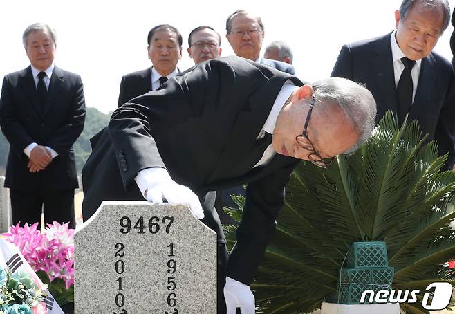 이명박 전 대통령이 서해수호의 날을 앞두고 22일 대전 유성구 국립대전현충원을 찾아 고(故) 한주호 준위 묘역에 참배한 뒤 묘비를 어루만지고 있다. 2023.3.22/뉴스1 ⓒ News1 김기태 기자