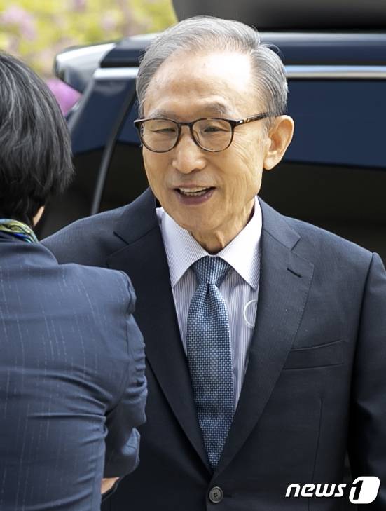 이명박 전 대통령이 26일 오후 연극 ‘파우스트’를 관람하기 위해 서울 강서구 LG아트센터에 들어서며 센터 관계자들과 인사를 나누고 있다. 2023.4.26/뉴스1 ⓒ News1 김진환 기자