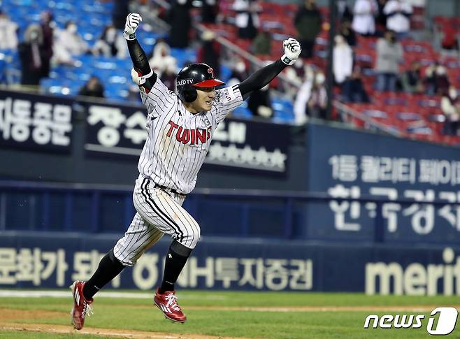 2일 오후 서울 송파구 잠실야구장에서 열린 프로야구 '2020 신한은행 SOL KBO 포스트시즌‘ 와일드카드 결정전 1차전 키움히어로즈와 LG트윈스의 경기 연장 13회말 2사 만루 상황 LG 신민재가 끝내기 적시타를 때려낸 뒤 환호하고 있다. 2020.11.2/뉴스1 ⓒ News1 이동해 기자