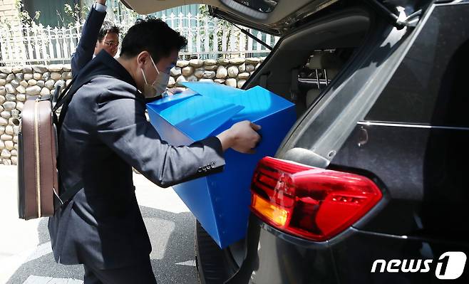 27일 서울 강남구 'SG증권발 주가 조작' 연루 의혹을 받는 사무실에 대한 압수수색을 마친 금융당국 관계자들이 압수품을 차량에 싣고 있다. 가수 임창정을 비롯해 약 1500명의 투자자들이 피해를 본 이 사건은 투자자 명의로 개통한 휴대전화를 넘겨받아 주식을 사고 팔며 주가를 조작한 것으로 알려졌다. 금융당국과 검찰은 자본시장법 위반을 받는 주가조작 세력 10명을 출국금지 조치하고 사무실과 관계자들 명의로 된 업체 등에 대한 압수수색에 착수했다. 2023.4.27/뉴스1 ⓒ News1 김민지 기자