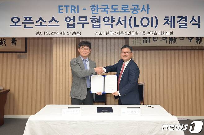 김장환 한국도로공사 기획본부장(왼쪽)과 한성수 ETRI  소장이 오픈소스 활용 업무협약을 체결한 후 기념촬영을 하고 있다.(ETRI 제공)/뉴스1