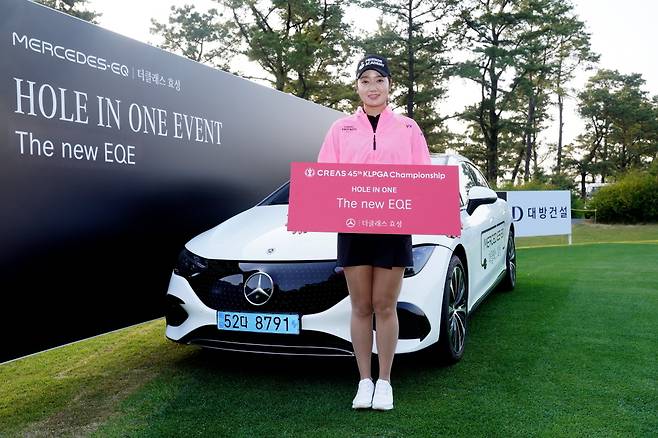 KLPGA 챔피언십 첫 날 홀인원을 기록한 한진선이 부상으로 9200만원 상당의 벤츠를 받았다. (KLPGA 제공)