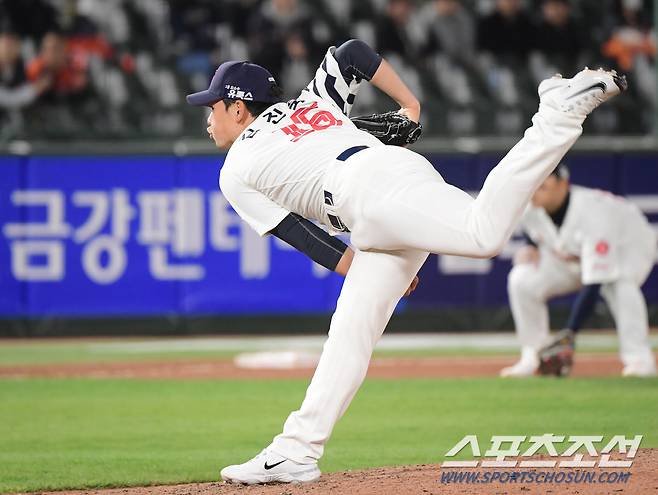 영접 잡힌 김진욱의 구위는 위력적이다