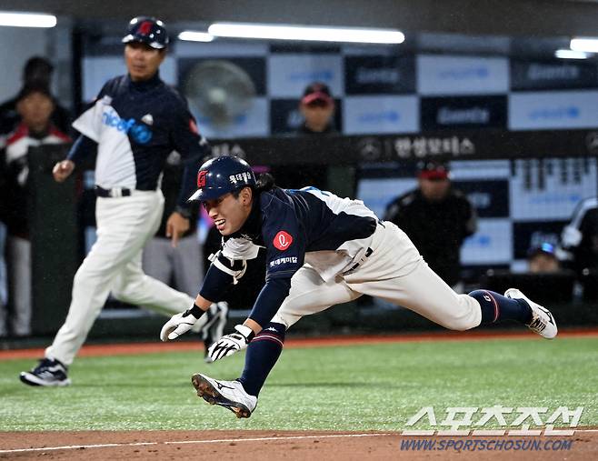 2023 KBO리그 롯데 자이언츠와 LG 트윈스의 경기가 11일 부산 사직구장에서 열렸다. 3회말 2사 3루 롯데 황성빈이 1타점 3루타를 치고 홈까지 파고들고 있다. 부산=허상욱 기자wook@sportschosun.com/2023.04.11/