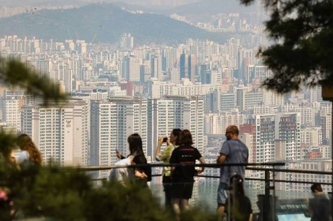 서울 남산에서 바라본 시내 아파트 모습 / 사진출처=연합뉴스