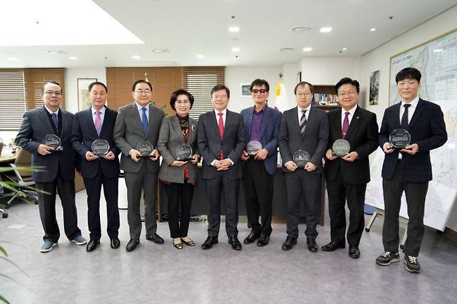 이필형 동대문구청장(사진 가운데)이 우수 기탁단체 관계자 8명과 기념 촬영을 했다.