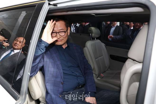 ‘2021년 전당대회 돈봉투 의혹’ 핵심 당사자인 송영길 전 더불어민주당 대표가 지난 24일 인천국제공항을 통해 귀국, 차량에 탑승하고 있다. ⓒ데일리안 김민호 기자