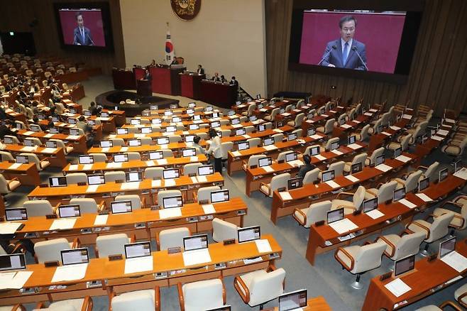 27일 오후 서울 여의도 국회에서 열린 제405회 국회(임시회) 제5차 본회의에 국민의힘 의원 자리가 비어 있다. 이날 본회의에서 국민의힘은 대통령 배우자 김건희의 도이치모터스 주가조작 의혹 진상규명을 위한 특별검사 임명 등에 관한 법률안 등이 신속처리안건 지정동의건 투표를 앞두고 퇴장했다. 2023.4.27/뉴스1