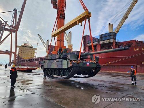 현대로템, 폴란드 K2 전차 조기 납품   지난 3월2 2일(현지시간) 폴란드 그드니아에 K2 전차 5대가 기존 납기일인 오는 6월보다 약 3개월 앞서 도착했다고 현대로템이 23일 밝혔다. 사진은 폴란드 그드니아 항구에 도착한 K2 전차 모습.  [현대로템 제공=연합뉴스]