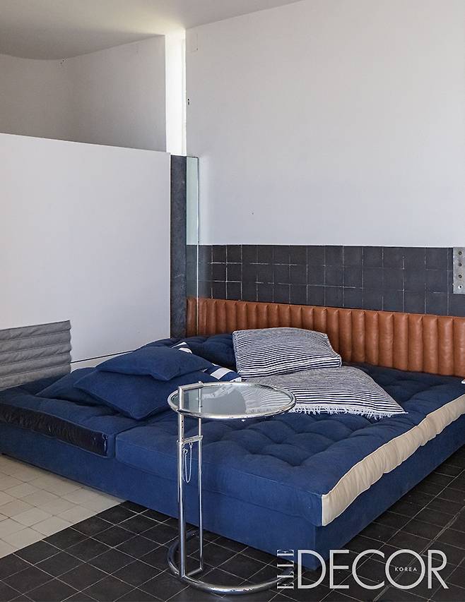 그녀가 직접 디자인한 가구가 놓인 빌라 E-1027 내부.