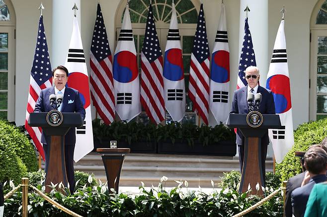 미국을 국빈방문 중인 윤석열 대통령과 조 바이든 미국 대통령이 26일 오후(현지시각) 백악관에서 한-미 정상회담을 마친 뒤 공동 기자회견을 하고 있다. 워싱턴/윤운식 선임기자 yws@hani.co.kr