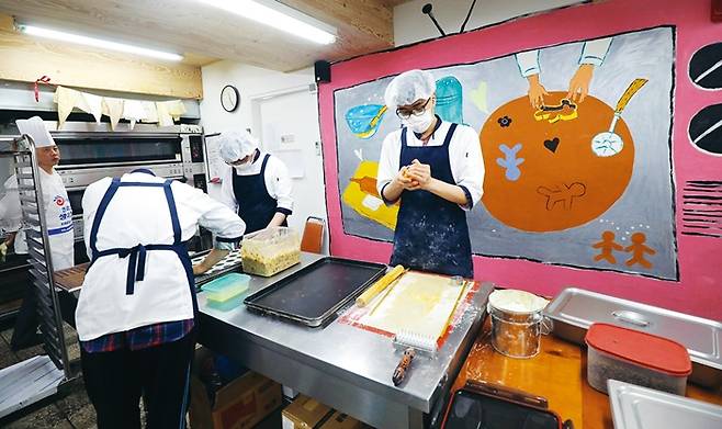 강남구 일원동 장애인 보호작업장 래그랜느에서 장애인이 빵을 만든다. 자치구 제공