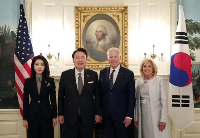 미국을 국빈 방문한 윤석열 대통령과 부인 김건희 여사가 25일 워싱턴 백악관에서 열린 친교행사에서 조 바이든 미국 대통령, 질 바이든 여사와 함께 기념촬영을 하고 있다. 워싱턴=사진공동취재단