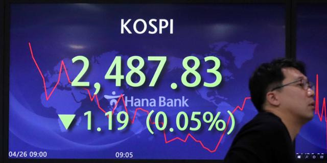 26일 코스피가 전 거래일(2,489.02)보다 0.47포인트(0.02%) 오른 2,489.49에, 코스닥지수는 전 거래일(838.71)보다 2.77포인트(0.33%) 하락한 835.94에 거래를 시작했다. 26일 서울 중구 하나은행 딜링룸에서 딜러가 업무를 보고 있다. 뉴시스