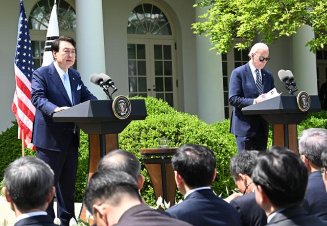 미국을 국빈 방문한 윤석열 대통령이 조 바이든 대통령과 함께 26일 워싱턴DC 백악관 로즈가든에서 공동 기자회견을 하고 있다. 대통령실사진기자단