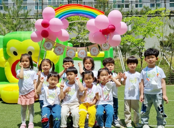 지난해 '광주전남혁신2단지 부영 사랑으로 어린이집'에서 진행한 어린이날 행사에서 아이들이 사진을 찍고 있다. [사진=부영그룹]