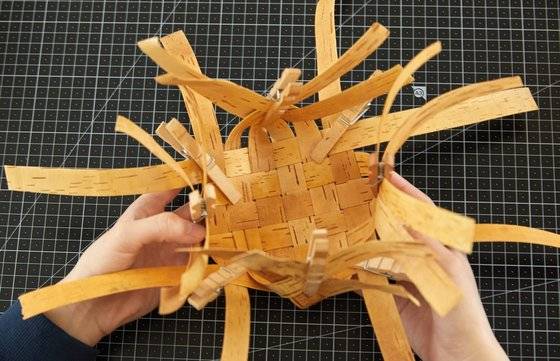 다시 뒤집어 정사각형 선에 맞춰 3·4번째 줄 위로 당기며 직각으로 교차시킨다. 4번째 줄을 순서대로 2·1번째 줄, 3번째 줄을 5·6번째 줄과 교차시킨다.